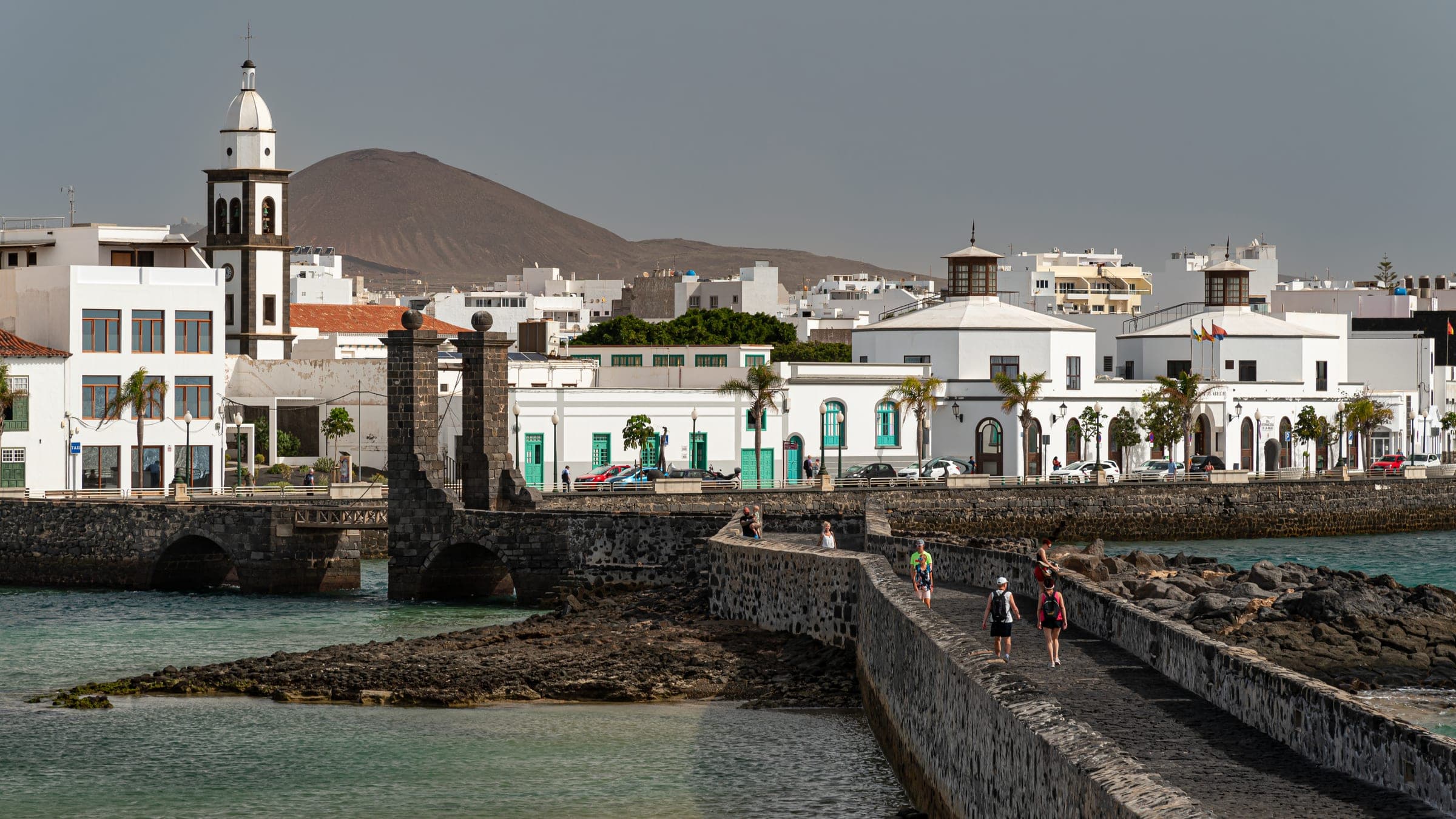 El Puente de las Bolas y el Castillo de San Gabriel, en el paseo marítimo de Arrecife